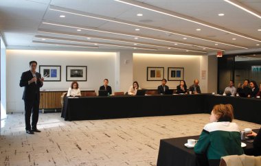 8 Mart 2024 - New York, ABD: Küresel Büyüme Tahminleri Bülteni 'nde gazeteciler Claudio Irigoyen, Küresel Ekonomi Araştırma Başkanı, Bank of America Global Research, Bank of America Bank of America, New York, 2 Bryant Park. 