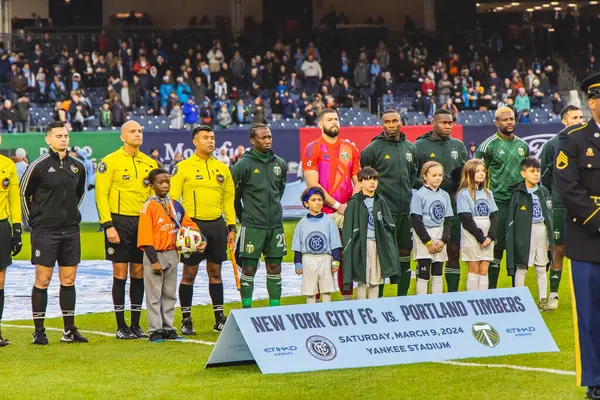 2024 MLS Normal Sezon NYCFC x Portland Timbers. 09 Mart 2024 - New York, ABD: NYCFC x Portland Timbers arasındaki futbol maçı Yankee Stadyumu 'nda MLS için geçerlidir. Maç yağış altında gerçekleşti ve Portland lehine 2x1 sona erdi. 