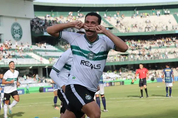 Curitiba Brazil 2024 Παίκτης Leandro Damicao Γιορτάζει Στόχο Του Κατά — Φωτογραφία Αρχείου