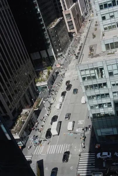 2024年3月8日 アメリカ合衆国ニューヨーク バンク アメリカ ビルからマンハッタン ブライアント パーク エリアの空中ビュー 歩行者と車両の移動を示すニューヨーク — ストック写真