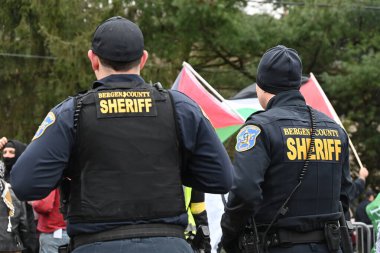 Filistinli protestocular Teaneck, New Jersey, ABD 'deki Keter Torah cemaati önünde gösteri yaptılar. 10 Mart 2024, Teaneck, New Jersey, ABD: Filistin yanlısı protestocular seslerini 