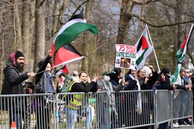 Filistinli protestocular Teaneck, New Jersey, ABD 'deki Keter Torah cemaati önünde gösteri yaptılar. 10 Mart 2024, Teaneck, New Jersey, ABD: Filistin yanlısı protestocular seslerini 