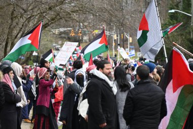 Filistinli protestocular Teaneck, New Jersey, ABD 'deki Keter Torah cemaati önünde gösteri yaptılar. 10 Mart 2024, Teaneck, New Jersey, ABD: Filistin yanlısı protestocular seslerini 