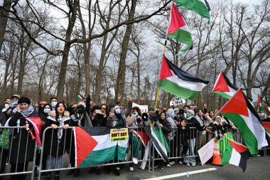 Filistinli protestocular Teaneck, New Jersey, ABD 'deki Keter Torah cemaati önünde gösteri yaptılar. 10 Mart 2024, Teaneck, New Jersey, ABD: Filistin yanlısı protestocular seslerini 