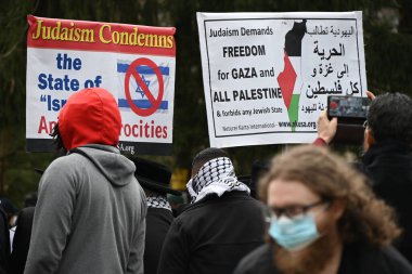 Filistinli protestocular Teaneck, New Jersey, ABD 'deki Keter Torah cemaati önünde gösteri yaptılar. 10 Mart 2024, Teaneck, New Jersey, ABD: Filistin yanlısı protestocular seslerini 