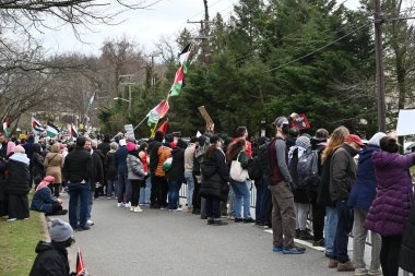 Filistinli protestocular Teaneck, New Jersey, ABD 'deki Keter Torah cemaati önünde gösteri yaptılar. 10 Mart 2024, Teaneck, New Jersey, ABD: Filistin yanlısı protestocular seslerini 