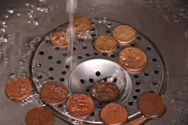 Rio de Janeiro (RJ), 03 / 10 / 2024 - Money LAUNDERING / BANKNOTES / COINS / ILLUSTRATIONS - Yıkanan Para Paralarının resimli görüntüsü ve yasadışı para sayan bir kişinin eli. 