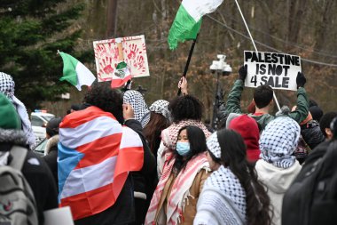 Filistinli protestocular Teaneck, New Jersey, ABD 'deki Keter Torah cemaati önünde gösteri yaptılar. 10 Mart 2024, Teaneck, New Jersey, ABD: Filistin yanlısı protestocular seslerini 