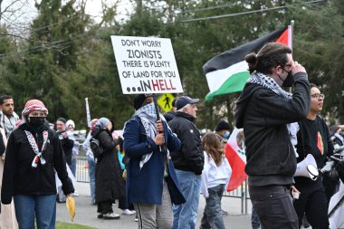 Filistinli protestocular Teaneck, New Jersey, ABD 'deki Keter Torah cemaati önünde gösteri yaptılar. 10 Mart 2024, Teaneck, New Jersey, ABD: Filistin yanlısı protestocular seslerini 