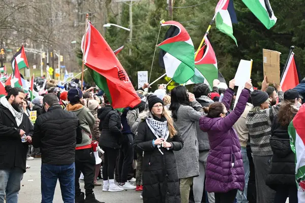 Pro Palestinian Protesters Demonstrate Front Congregation Keter Torah Teaneck New — Stock Photo, Image