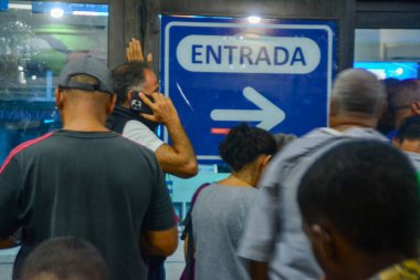 RIO DE JANEIRO (RJ), 03.12.2024 - Silahlı bir adam Rio de Janeiro 'nun merkezindeki Novo Rio otobüs durağında 16 kişiyi rehin aldı..