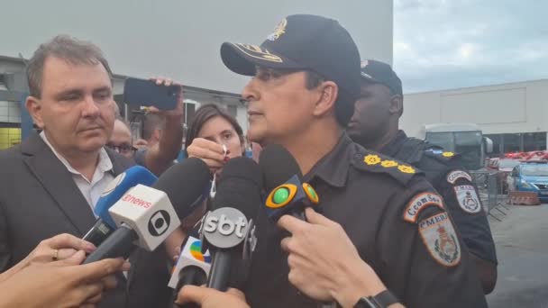 2024年3月12日 巴西里约热内卢 宪兵发言人Marco Andrade上校在关于绑架事件的新闻发布会上说 有18人被一名武装人员劫持为人质 — 图库视频影像