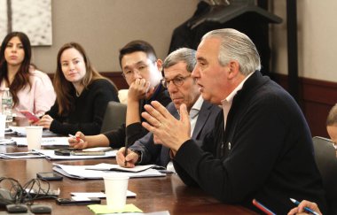(Yaban Hayatı Koruma (WCS) ile Yerel Habercilik Turu. 13 Mart 2024, New York, ABD: WCS İcra Kurulu Başkan Yardımcısı John Calvelli, Central Park Hayvanat Bahçesi hakkında basın açıklaması yaptı. 