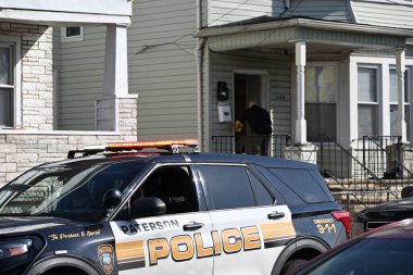 (Polis, New Jersey, Paterson 'da 439 Doğu 23. Cadde' de defalarca bıçaklanan bir kurbanı araştırıyor. 13 Mart 2024, Paterson, New Jersey, ABD: Çarşamba öğleden sonra 2: 50 sularında yetkililer 439 Doğu 23. Cadde 'ye cevap verdi.