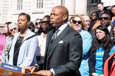 (Başkan Adams, İnsan Kaynakları anonsu yapıyor. 14 Mart 2024, New York, ABD: New York Belediye Başkanı Eric Adams kar amacı gütmeyen kuruluşlarda çalışan yaklaşık 80.000 insan hizmetleri çalışanı için 741 milyon dolarlık yatırım açıkladı. 