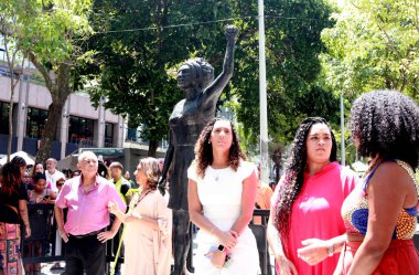 Rio de Janeiro (RJ), 03 14 2024 - Protestocular Marielle Franco 'nun dul eşi Monica Benicio' ya katılarak Rio de Janeiro Cinelandia 'da Marielle Franco ve Anderson Franco' nun 6 yaşındaki ölümünün anısına bir gösteri yaptılar.