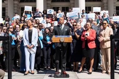 (Başkan Adams, İnsan Kaynakları anonsu yapıyor. 14 Mart 2024, New York, ABD: New York Belediye Başkanı Eric Adams kar amacı gütmeyen kuruluşlarda çalışan yaklaşık 80.000 insan hizmetleri çalışanı için 741 milyon dolarlık yatırım açıkladı. 