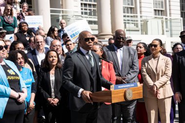 (Başkan Adams, İnsan Kaynakları anonsu yapıyor. 14 Mart 2024, New York, ABD: New York Belediye Başkanı Eric Adams kar amacı gütmeyen kuruluşlarda çalışan yaklaşık 80.000 insan hizmetleri çalışanı için 741 milyon dolarlık yatırım açıkladı. 