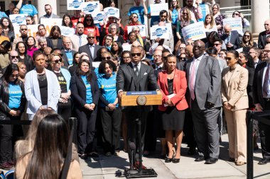 (Başkan Adams, İnsan Kaynakları anonsu yapıyor. 14 Mart 2024, New York, ABD: New York Belediye Başkanı Eric Adams kar amacı gütmeyen kuruluşlarda çalışan yaklaşık 80.000 insan hizmetleri çalışanı için 741 milyon dolarlık yatırım açıkladı. 