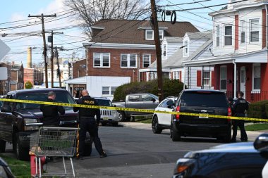 Levittown, Pennsylvania 'da aktif bir çatışmada birkaç kişiyi öldüren şüpheli bir konutta barikat kurmuş ve bildirildiğine göre Trenton, New Jersey' de insanları rehin tutuyor. 16 Mart 2024, Trenton, New Jersey, ABD