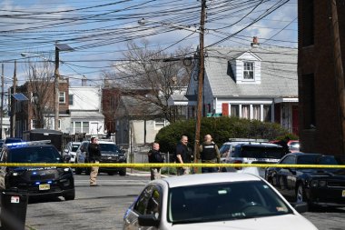 Levittown, Pennsylvania 'da aktif bir çatışmada birkaç kişiyi öldüren şüpheli bir konutta barikat kurmuş ve bildirildiğine göre Trenton, New Jersey' de insanları rehin tutuyor. 16 Mart 2024, Trenton, New Jersey, ABD