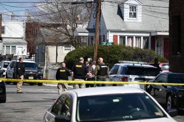 Levittown, Pennsylvania 'da aktif bir çatışmada birkaç kişiyi öldüren şüpheli bir konutta barikat kurmuş ve bildirildiğine göre Trenton, New Jersey' de insanları rehin tutuyor. 16 Mart 2024, Trenton, New Jersey, ABD