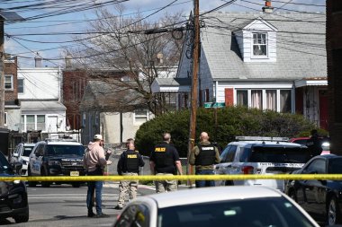 Levittown, Pennsylvania 'da aktif bir çatışmada birkaç kişiyi öldüren şüpheli bir konutta barikat kurmuş ve bildirildiğine göre Trenton, New Jersey' de insanları rehin tutuyor. 16 Mart 2024, Trenton, New Jersey, ABD