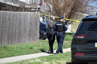 Dedektifler Falls Township, Pennsylvania 'daki Edgewood Lane' de Levittown, Pensilvanya 'da bir evde çalışıyorlar. 16 Mart 2024, Falls Township, Pennsylvania, ABD