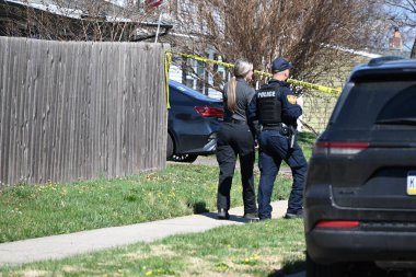 Dedektifler Falls Township, Pennsylvania 'daki Edgewood Lane' de Levittown, Pensilvanya 'da bir evde çalışıyorlar. 16 Mart 2024, Falls Township, Pennsylvania, ABD