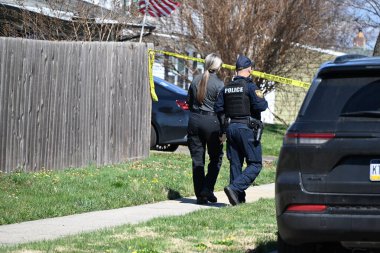 Dedektifler Falls Township, Pennsylvania 'daki Edgewood Lane' de Levittown, Pensilvanya 'da bir evde çalışıyorlar. 16 Mart 2024, Falls Township, Pennsylvania, ABD