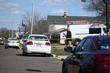 Dedektifler Falls Township, Pennsylvania 'daki Edgewood Lane' de Levittown, Pensilvanya 'da bir evde çalışıyorlar. 16 Mart 2024, Falls Township, Pennsylvania, ABD
