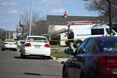 Dedektifler Falls Township, Pennsylvania 'daki Edgewood Lane' de Levittown, Pensilvanya 'da bir evde çalışıyorlar. 16 Mart 2024, Falls Township, Pennsylvania, ABD