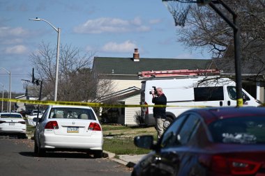 Dedektifler Falls Township, Pennsylvania 'daki Edgewood Lane' de Levittown, Pensilvanya 'da bir evde çalışıyorlar. 16 Mart 2024, Falls Township, Pennsylvania, ABD