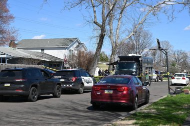 Dedektifler Falls Township, Pennsylvania 'daki Edgewood Lane' de Levittown, Pensilvanya 'da bir evde çalışıyorlar. 16 Mart 2024, Falls Township, Pennsylvania, ABD
