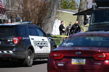 Dedektifler Falls Township, Pennsylvania 'daki Edgewood Lane' de Levittown, Pensilvanya 'da bir evde çalışıyorlar. 16 Mart 2024, Falls Township, Pennsylvania, ABD