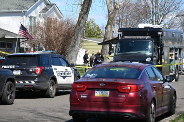 Dedektifler Falls Township, Pennsylvania 'daki Edgewood Lane' de Levittown, Pensilvanya 'da bir evde çalışıyorlar. 16 Mart 2024, Falls Township, Pennsylvania, ABD