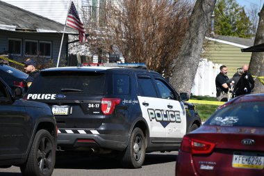 Dedektifler Falls Township, Pennsylvania 'daki Edgewood Lane' de Levittown, Pensilvanya 'da bir evde çalışıyorlar. 16 Mart 2024, Falls Township, Pennsylvania, ABD