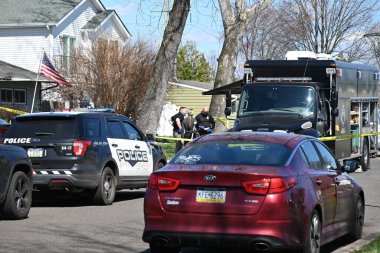 Dedektifler Falls Township, Pennsylvania 'daki Edgewood Lane' de Levittown, Pensilvanya 'da bir evde çalışıyorlar. 16 Mart 2024, Falls Township, Pennsylvania, ABD