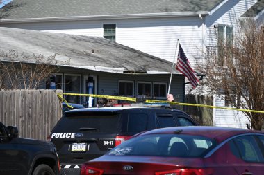 Dedektifler Falls Township, Pennsylvania 'daki Edgewood Lane' de Levittown, Pensilvanya 'da bir evde çalışıyorlar. 16 Mart 2024, Falls Township, Pennsylvania, ABD