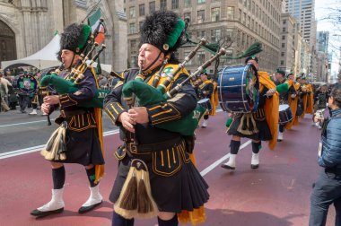 New York 'ta Aziz Patrick Günü Geçidi. 16 Mart 2024, New York, New York, ABD: NYPD Emerald Society Pipes Davulları üyeleri 5. Cadde boyunca St. Patrick Günü Geçit Töreni 'nde yürüdüler