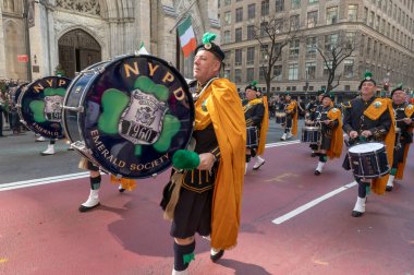 New York 'ta Aziz Patrick Günü Geçidi. 16 Mart 2024, New York, New York, ABD: NYPD Emerald Society Pipes Davulları üyeleri 5. Cadde boyunca St. Patrick Günü Geçit Töreni 'nde yürüdüler