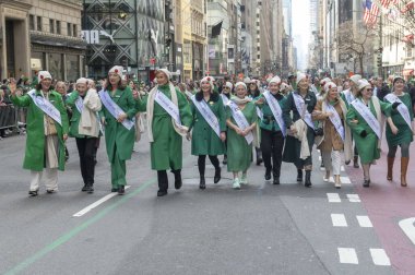 New York 'ta Aziz Patrick Günü Geçidi. 16 Mart 2024, New York, New York, ABD: İrlanda güzellik yarışmasının galipleri Kerry İlçesi Tralee, İrlanda 5.