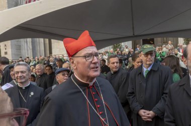 New York 'ta Aziz Patrick Günü Geçidi. 16 Mart 2024, New York, New York, ABD: New York Başpiskoposu, Kardinal Timothy Dolan (C) 5. Cadde boyunca St. Patrick Günü Geçit Töreni 'nde yürüyüşçüleri karşıladı 