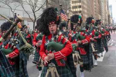 New York 'ta Aziz Patrick Günü Geçidi. 16 Mart 2024, New York, New York, ABD: New York City üyeleri. İtfaiye Emerald Society Boru Davulları Yürüyüşü