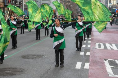 New York 'ta Aziz Patrick Günü Geçidi. 16 Mart 2024, New York, ABD: Seaford Lisesi yürüyüş bandosu üyeleri 5. Cadde boyunca St. Patrick Günü Geçit Töreni 'nde Seaford, New York yürüyüşü düzenliyor.