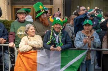 New York 'ta Aziz Patrick Günü Geçidi. 16 Mart 2024, New York, New York, ABD: İzleyiciler St. Patrick Günü Geçidi boyunca 16 Mart 2024 'te New York City' de.  