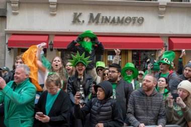 New York 'ta Aziz Patrick Günü Geçidi. 16 Mart 2024, New York, New York, ABD: İzleyiciler St. Patrick Günü Geçidi boyunca 16 Mart 2024 'te New York City' de.  