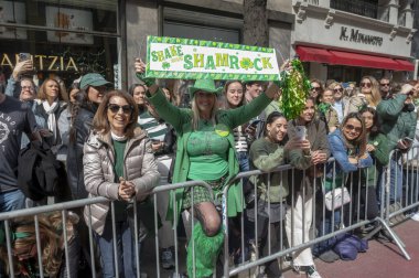 New York 'ta Aziz Patrick Günü Geçidi. 16 Mart 2024, New York, New York, ABD: İzleyiciler St. Patrick Günü Geçidi boyunca 16 Mart 2024 'te New York City' de.  