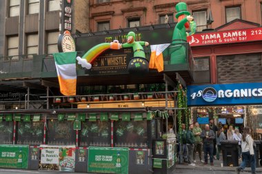 New York 'ta Aziz Patrick Günü Geçidi. 16 Mart 2024, New York, New York, ABD: Revelciler # 39 'un dışında durur; 5. cadde boyunca St. Patrick Günü Geçidi boyunca Rockefeller Center' da ıslık çalarlar 