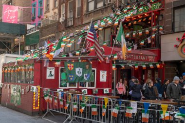 New York 'ta Aziz Patrick Günü Geçidi. 16 Mart 2024, New York, New York, ABD: 16 Mart 2024 'te New York' ta St. Patrick 's Day Parade boyunca McCarthy Irish Pub' ın önünden geçenler.